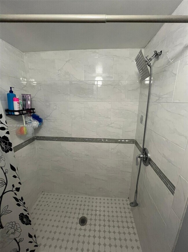 Building Photo - 13715 Kendale Lakes Cir