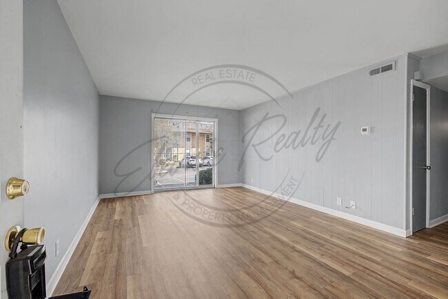 Building Photo - Two Bedroom Condo, First Floor, across from Madison Park with stackable washer/dryer!