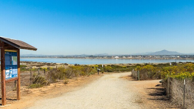 Building Photo - Huge Bay Front 3 Bed 2.5 Bath