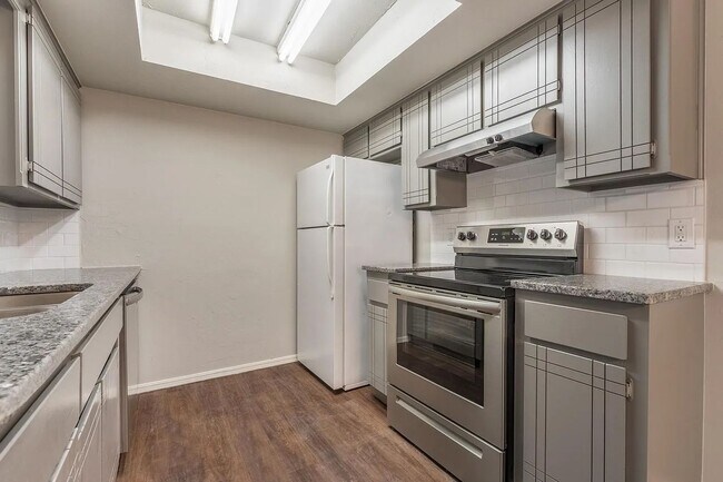 Building Photo - Beautiful 2BD/2.5 BTH Home Right off of NW Expressway and Shopping Areas