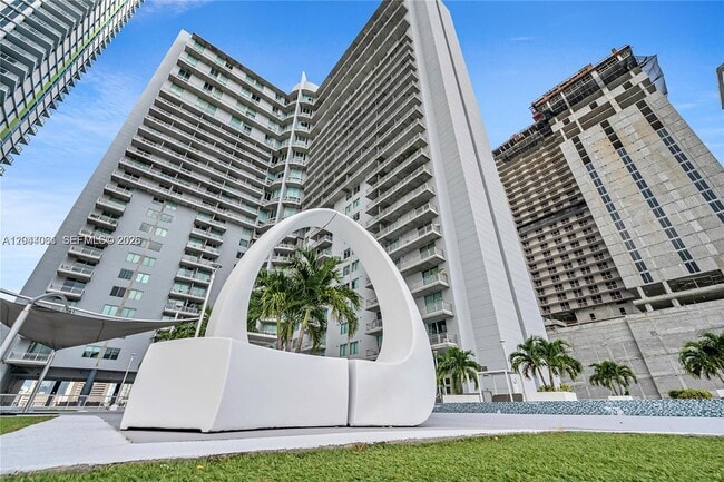 Building Photo - 690 SW 1st Ct