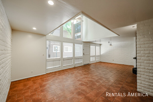 Building Photo - 4824 N Woodmere Fairway