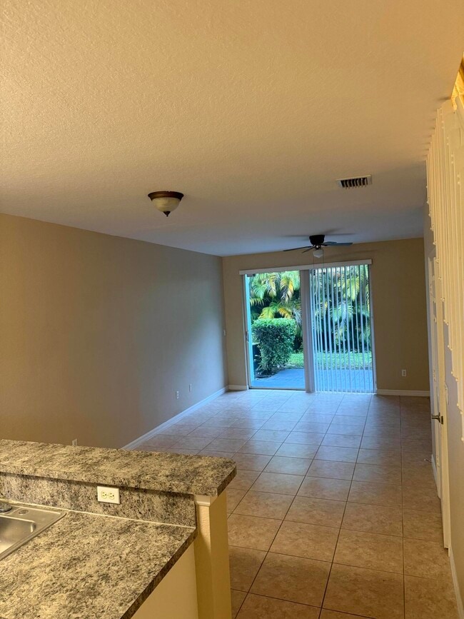 Building Photo - 1992 Alamanda Way