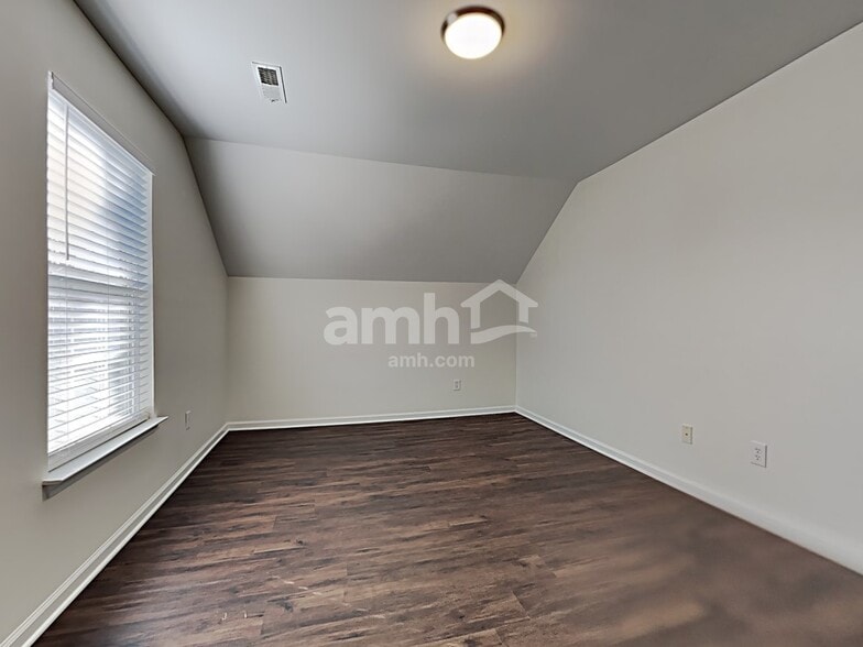 Building Photo - 2414 Thoreau St