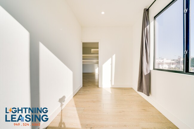 Building Photo - 8811-8815 Burton Way