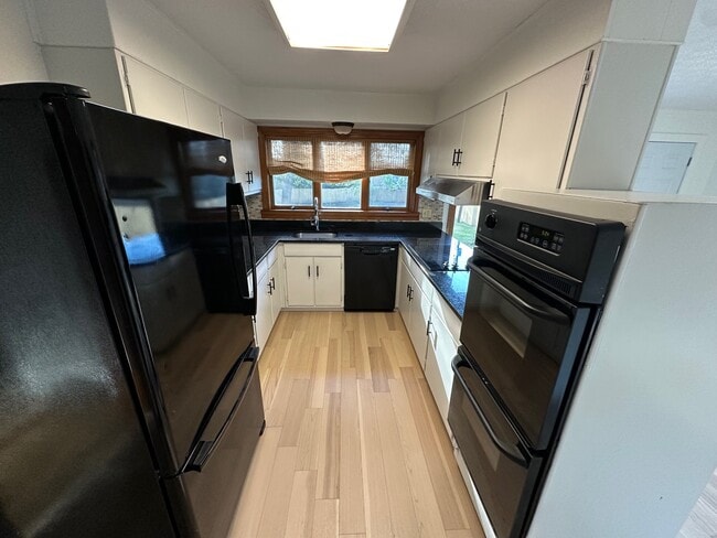 Building Photo - 3637 Sunset Dr