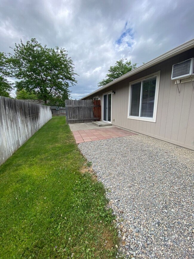Building Photo - Canfield Court Condo (APP#170)