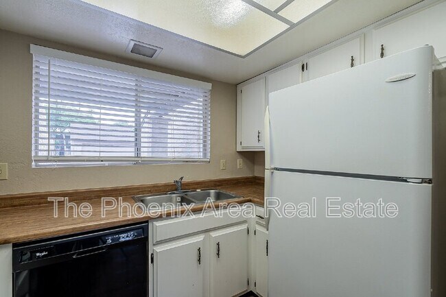 Building Photo - 2256 W Lindner Ave