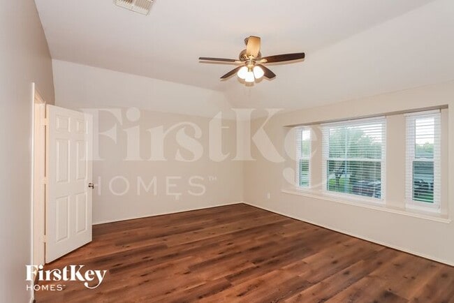 Building Photo - 10447 Falling Rapids Ct