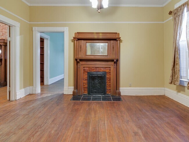 Building Photo - Look & Lease Special! 3BR/1B Home in GREAT...