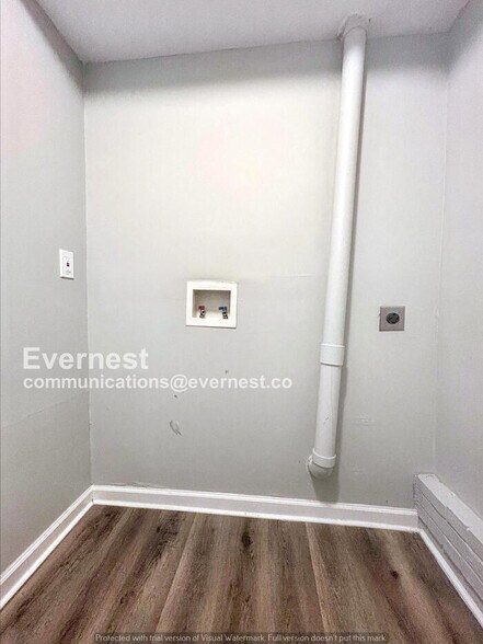 Building Photo - 542 Newcastle Rd