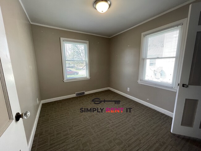 Building Photo - 2 Bedroom Near Campus Available Now!