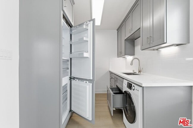 Building Photo - 8613 W Olympic Blvd