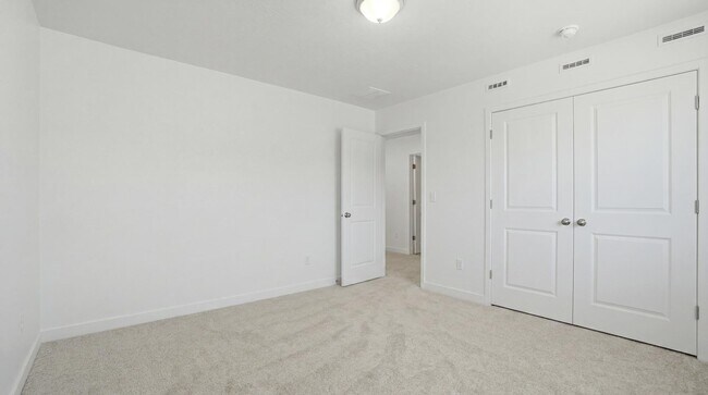 Building Photo - 154 E Parade Ave