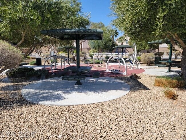 Building Photo - FANTASTIC SOUTHWEST TOWNHOME IN A GATED COMMUNITY!