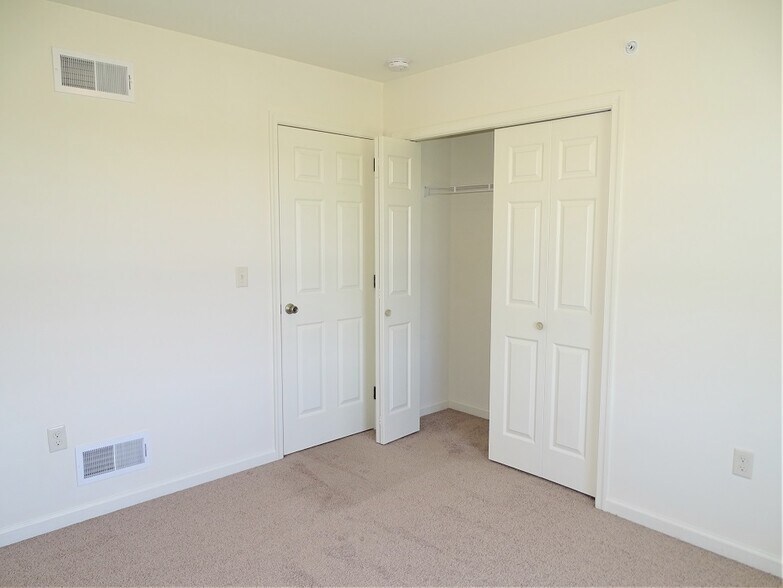 Building Photo - 312 Meadow View Dr