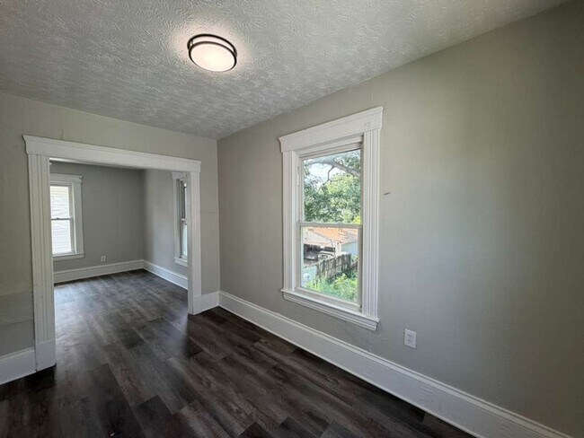 Building Photo - Comfortable & Convenient West Side Living
