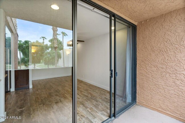Building Photo - 7401 N Scottsdale Rd