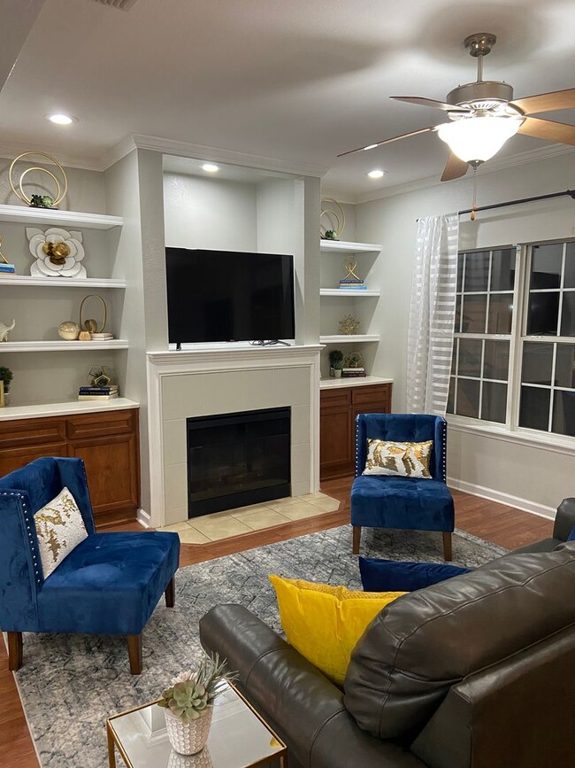 Building Photo - Beautiful 3 bed 2.5 bath condo with gorgeous hard wood floors.