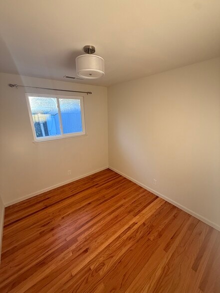 Building Photo - 212 E Hemlock Ave