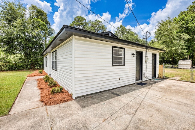 Building Photo - 710 Fleming Rd