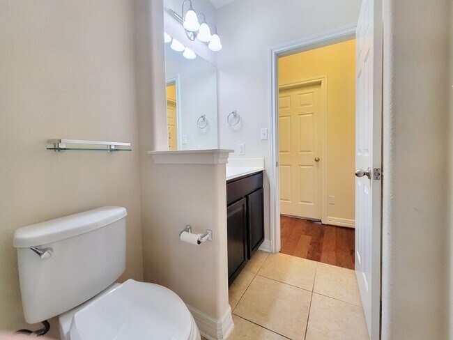 Building Photo - Large 3 Bedroom, 2.5 Bathroom Home – Fully Equipped Kitchen & Washer/Dryer Hookups