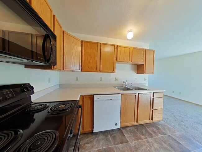 Building Photo - 3 Bedroom with DETACHED GARAGE! Great Cent...