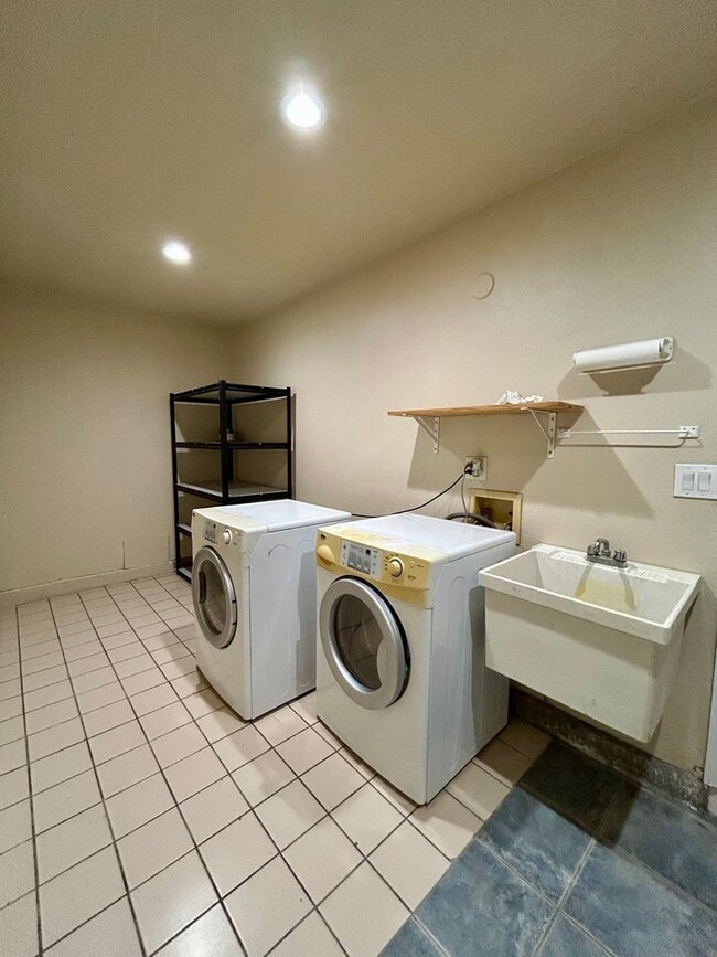 Building Photo - 4 Bed, 2 Bath in the Heart of Santee!