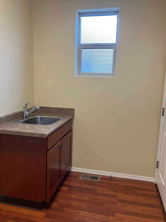 Building Photo - *$1,000 Off 1st Month's Rent!* Well-Kept Three Bedroom Home in West Salem