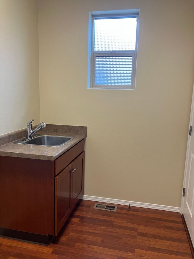 Building Photo - Well-Kept Three Bedroom Home in West Salem