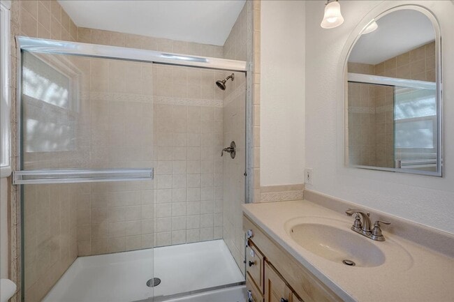 Building Photo - Spacious 3 bed 2 bath home in Mt. Carmel