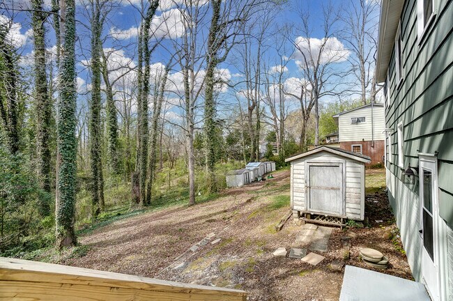 Building Photo - 717 Forest Dr