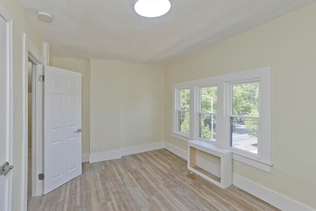 Building Photo - 205 St James Ave