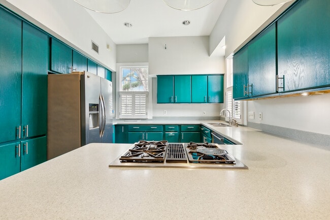 Building Photo - 523 Turquoise St