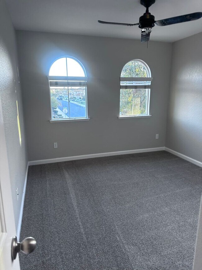 Building Photo - GORGEOUS HOME FOR RENT! NEW CARPET AND PAINT THROUGHOUT! 1 FULL BED AND BATH DOWNSTAIRS!