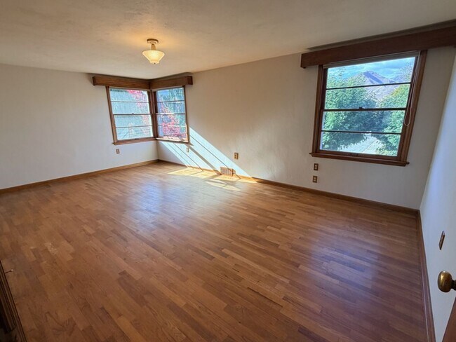 Building Photo - Located in the Historic District! 3+ beds, 1.5 bath, single garage, hardwood floors and MORE!