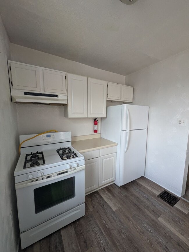 Building Photo - 2 bed 1 bath home with large living room a...