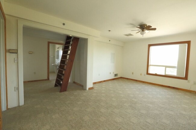 Building Photo - Spacious upper 3-bedroom unit with 2 full ...