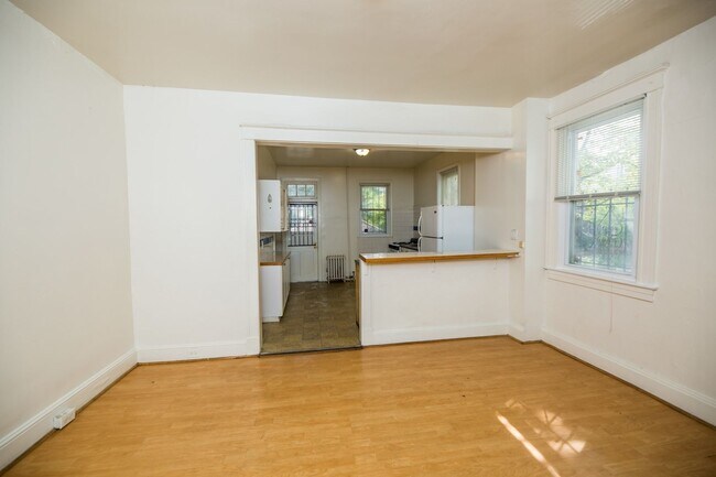 Building Photo - 2026/2027 JHU Off-Campus 5bd/3ba Charles Village w/ W/D & parking!.. Available 6/9/26