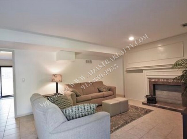 Building Photo - Adorable 3 Bed 2.5 Bath Duplex in Olathe-Available in JULY!!