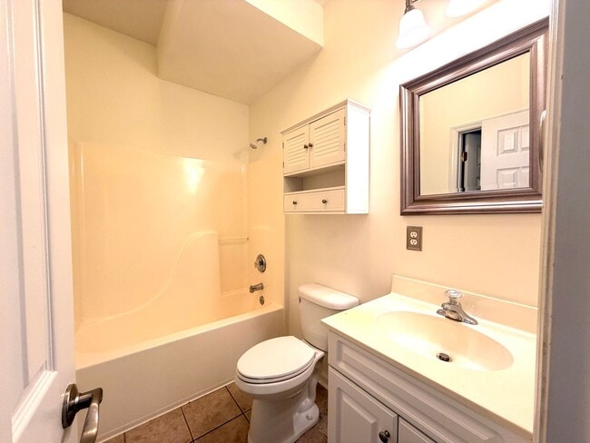 Building Photo - Spacious 3BR/3BA AVAILABLE NOW!