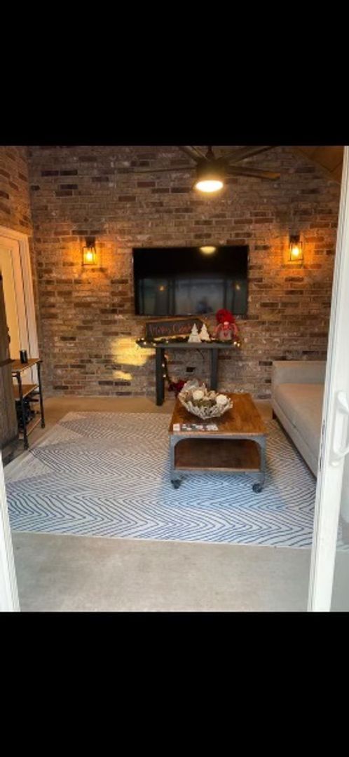 Building Photo - Gorgeous 4 bedroom 2 bathroom Available September!