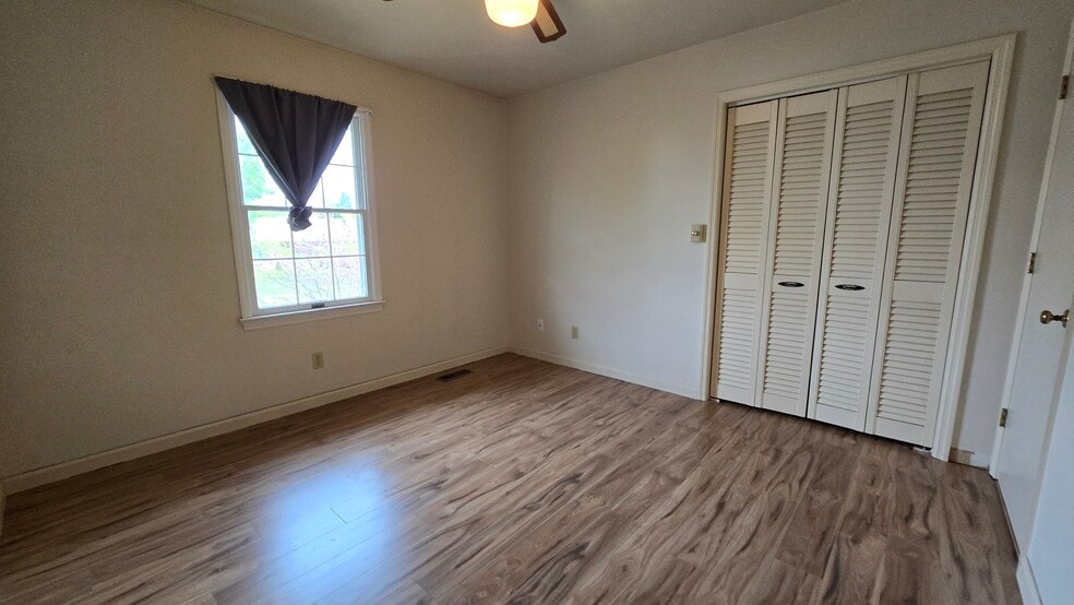 Third bedroom facing front - 790 Vine St