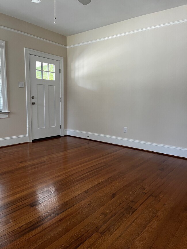 Living room - 909 E Mulberry St