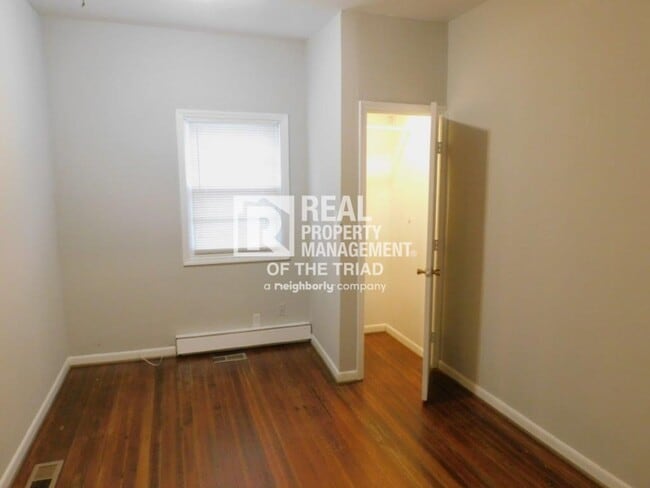 Building Photo - Move in special - Cozy 2 Bedroom/1 Bath Ho...