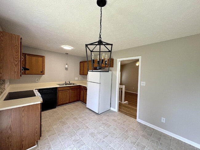 Building Photo - Beautiful Three Bedroom Home!