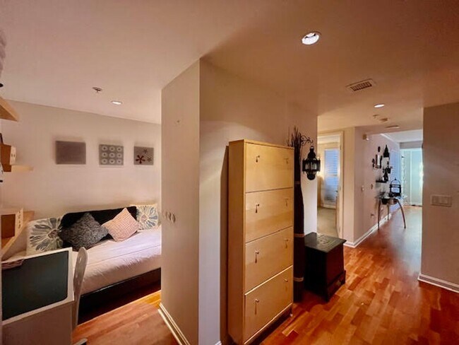 Building Photo - Rare luxury downtown condo w/parking, pool, hot tub and roof deck w/Bay Bridge Views!