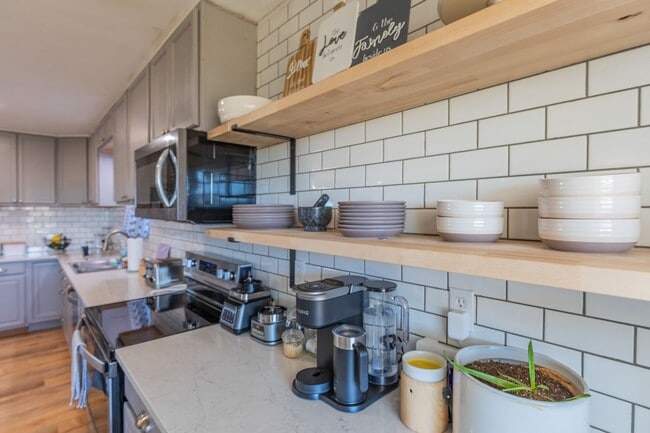 Building Photo - Beautiful 3 Bed 2 Bath - Gorgeous Views & Fenced in Backyard!