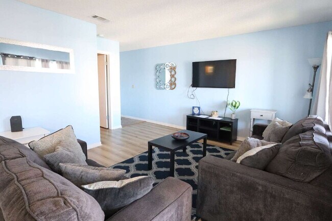 Building Photo - "Coastal Comfort Awaits: Furnished 2-Bed Condo with Pool in Destin!"