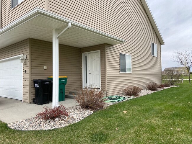Building Photo - 3 Bed, 3 Bath Townhome in West Fargo!